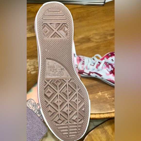 Pink camo Converse high tops - Picture 2 of 3